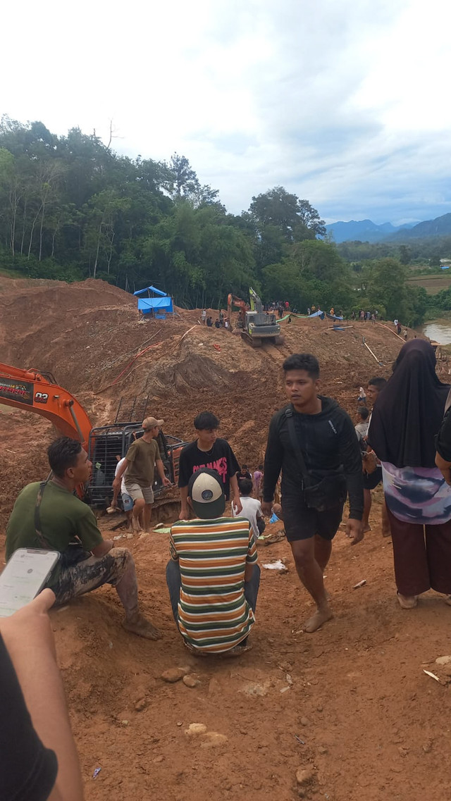 Sembilan orang dinyatakan meninggal dunia usai tertimbun material tebing yang longsor di lokasi tambang emas ilegal di daerah Situntuak, Jorong Koto Guguk, Nagari Guguk, Kecamatan Koto VII, Kabupaten Sijunjung, Sumatera Barat, Kamis (15/5/2026). Foto: Dok. Istimewa