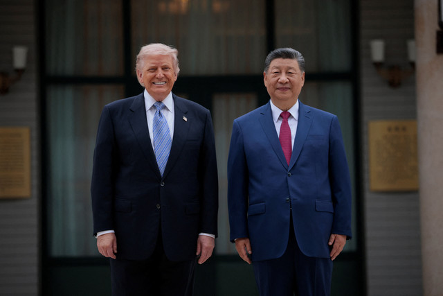 Presiden AS Donald Trump berfoto bersama Presiden China Xi Jinping saat berkunjung ke Taman Zhongnanhai di Beijing, China (15/5/2026). Foto: Evan Vucci/REUTERS