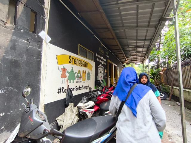 Kondisi Bank Sampah Bumi Lestari di Kelurahan Srengseng, Jakarta Barat, dengan volume sampah yang tersisa relatif sedikit usai proses pengangkutan beberapa hari lalu, Jumat (15/5/2026). Foto: Aditya Nugraha/kumparan