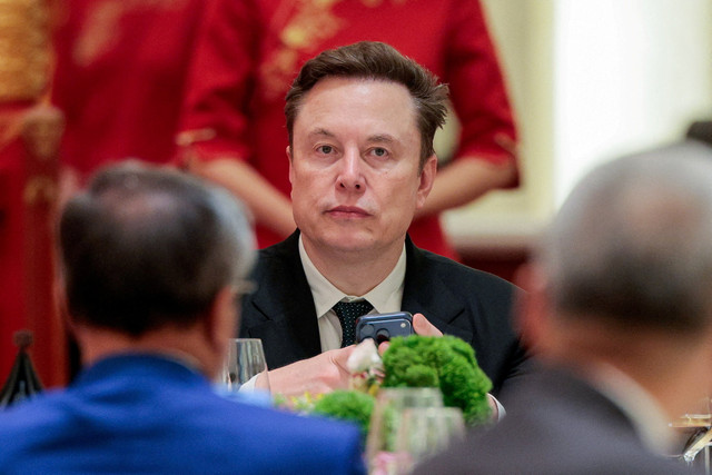 CEO Tesla, Elon Musk tiba untuk menghadiri jamuan makan malam kenegaraan bersama Presiden AS Donald Trump dan Presiden China Xi Jinping di Balai Besar Rakyat di Beijing, China (14/5/2026). Foto: Evan Vucci/REUTERS
