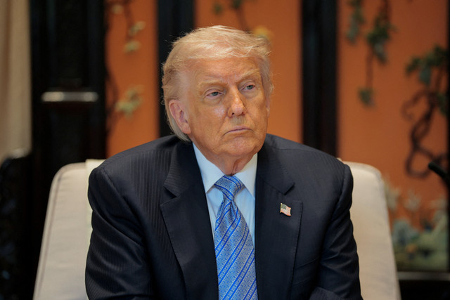 Presiden AS Donald Trump berbicara dalam pertemuan dengan Presiden China Xi Jinping di sela-sela kunjungan ke Taman Zhongnanhai di Beijing, China (15/5/2026). Foto: Evan Vucci/REUTERS