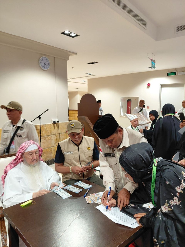 Proses pembagian dana wakaf kepada jemaah haji asal Aceh di Makkah. Foto: Dok. MCH 2026