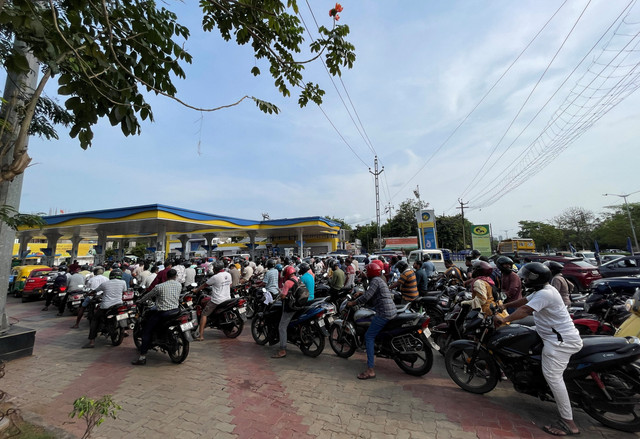 Antrean pengendara untuk mengisi bahan bakar kendaraan mereka di sebuah SPBU di Bhubaneswar, India (15/5/2026). Foto: Jatindra Dash/REUTERS