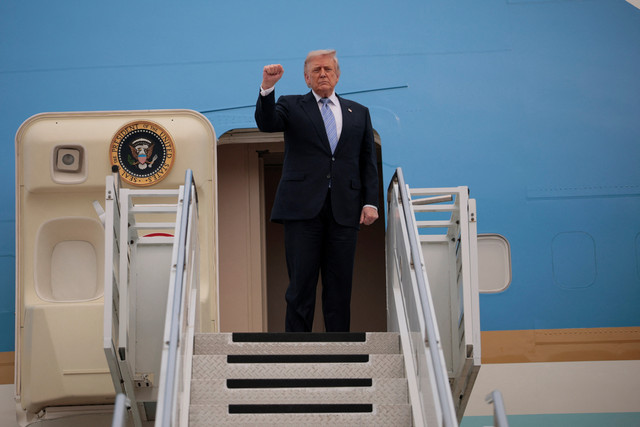 Presiden AS Donald Trump memberikan gestur saat bertolak dari Bandara Internasional Ibu Kota Beijing dengan menggunakan Air Force One di Beijing, China (15/5/2026). Foto: Evan Vucci/REUTERS