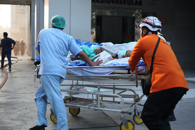 Sejumlah petugas mengevakuasi pasien saat terjadinya kebakaran di gedung Pusat Pelayanan Jantung Terpadu RSUD Dr Soetomo, Surabaya, Jawa Timur, Jumat (15/5/2026).  Foto: Didik Suhartono/ANTARA FOTO
