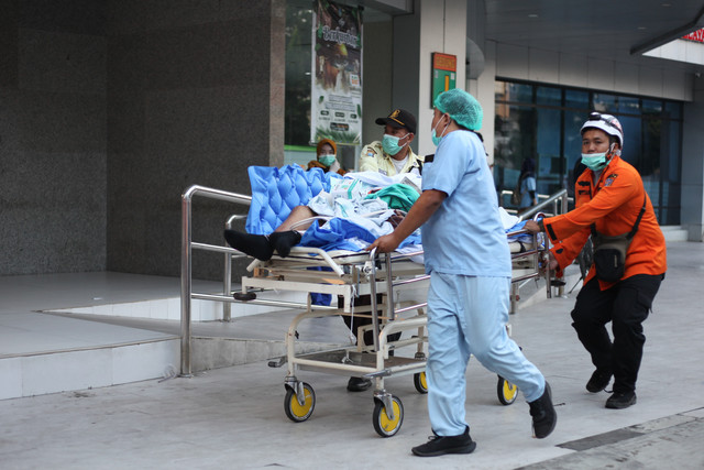 Sejumlah petugas mengevakuasi pasien saat terjadinya kebakaran di gedung Pusat Pelayanan Jantung Terpadu RSUD Dr Soetomo, Surabaya, Jawa Timur, Jumat (15/5/2026).  Foto: Didik Suhartono/ANTARA FOTO