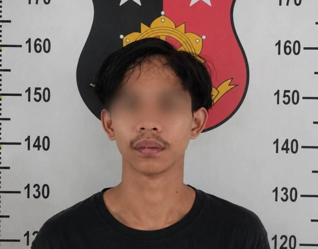 Polisi mengamankan IN (24), pencuri MacBook di kawasan Kalideres, Jakarta Barat pada Selasa (14/5/2026). Foto: Dok. Polsek Kalideres