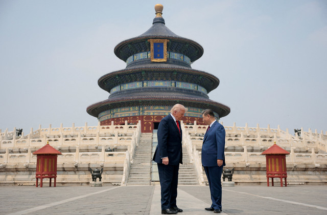 Presiden AS Donald Trump dan Presiden Tiongkok Xi Jinping berdiri bersama saat mengunjungi Kuil Surga di Beijing, Tiongkok, 14 Mei 2026.  Foto: Reuters/Evan Vucci