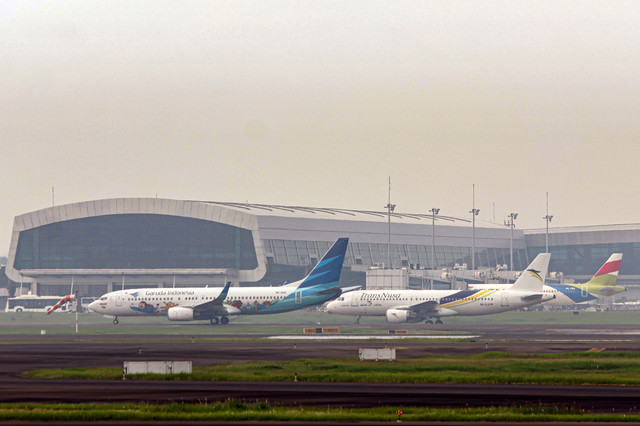 Sejumlah pesawat maskapai dalam negeri terparkir di Apron Terminal 3 Bandara Soekarno Hatta, Tangerang, Banten. Foto: Muhammad Iqbal/ANTARA FOTO