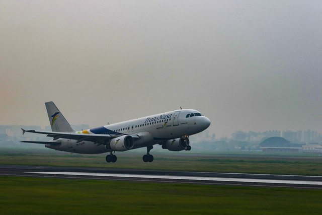 Pesawat Trans Nusa melakukan pendaratan di Runway Utara atau Landasan Pacu 07L/25R Bandara Soekarno Hatta, Tangerang, Banten, Jumat (15/5/2026). Foto: Muhammad Iqbal/ANTARA FOTO