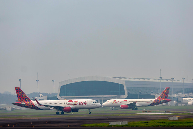 Dua pesawat maskapai dalam negeri melintas di Runway Utara atau Landasan Pacu 07L/25R Bandara Soekarno Hatta, Tangerang, Banten, Jumat (15/5/2026).  Foto: Muhammad Iqbal/ANTARA FOTO