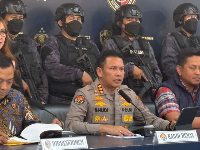 Kabid Humas Polda Metro Jaya, Kombes Pol Budi Hermanto saat memberikan keterangan pers mengenai kasus curat, curas, dan curanmor sepanjang tahun 2026 di Polda Metro Jaya, Jumat (15/5). Foto: Ryan Iqbal/kumparan
