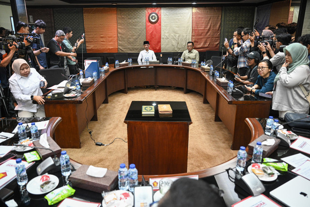 Anggota Fraksi Partai Gerindra DPRD Jember Achmad Syahri As Sidiqi (kiri) dan Ketua DPC Partai Gerindra Jember Ahmad Halim (kanan) menjalani sidang etik di Kantor DPP Partai Gerindra, Jakarta, Jumat (15/5/2026). Foto: Fauzan/ANTARA FOTO