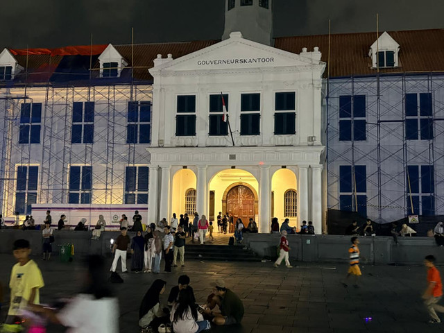 Suasana Taman Fatahillah pada malam hari saat libur panjang, kawasan Kota Tua, Jakarta, Jumat (15/5/2026). Foto: Kevin Daniel/kumparan