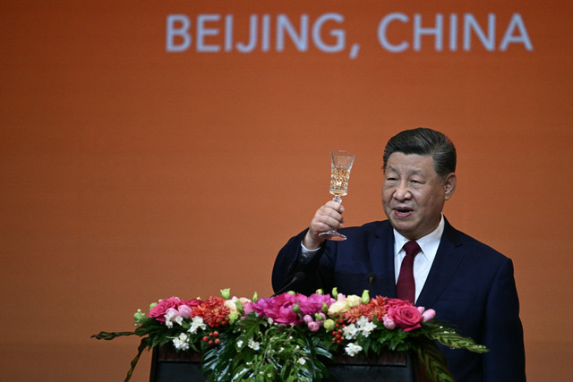 Presiden Tiongkok Xi Jinping memberikan ucapan selamat saat jamuan makan malam kenegaraan untuk Presiden AS Donald Trump di Balai Besar Rakyat di Beijing, Kamis (14/5/2026). Foto: Brendan Smialowski/AFP