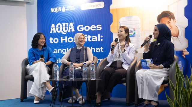 Para pembicara di acara AQUA Goes to Hospital: Langkah Sehat Keluarga Adem di RS Mitra Keluarga Bintaro. Foto: dok. AQUA.