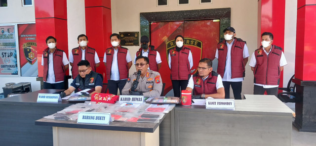 Wadir Krimsus Polda Bangka Belitung ABKP Muhammad Fahroni, Kabid Humas Polda Bangka Belitung Kombes Pol Agus Sugiyarso, Kanit Fesmondev Ditreskrimsus Polda Bangka Belitung AKP Husni Apriyansah saat penangkapan debt collector yang tarik paksa kendaraan. Dok. kumparan