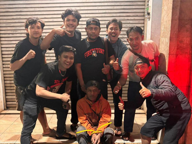 Pelaku pelindas mahasiswi di Jatinangor (duduk, tangan terborgol) saat ditangkap polisi. Foto: Dok. Polda Jabar