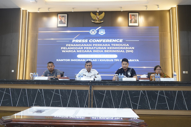Kepala Kantor Imigrasi Kelas I Khusus TPI Surabaya, Agus Winarto (dua kiri). Foto: Dok. Imigrasi Kelas 1 Surabaya