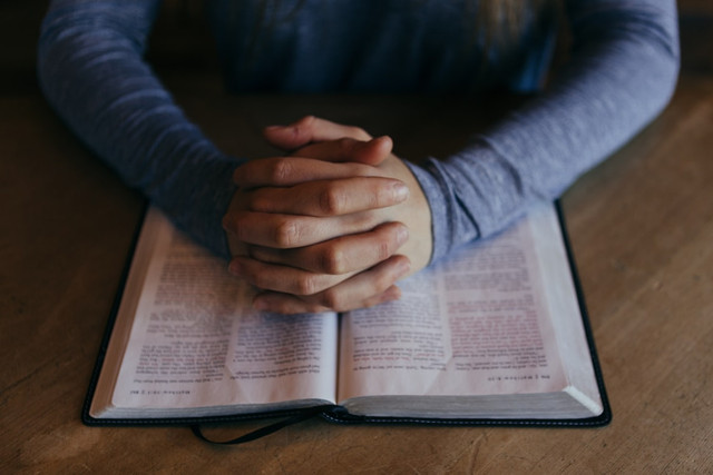 Ilustrasi doa novena Pentakosta 2026. Foto: Unsplash.com/Patrick Fore