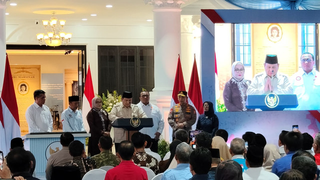 Presiden Republik Indonesia Prabowo Subianto tiba di Desa Nglundo, Sukomoro, Nganjuk Jawa Timur untuk meresmikan Museum Ibu Marsinah dan Rumah Singgah, Sabtu (16/5/2026). Foto: Zamachsyari/kumparan