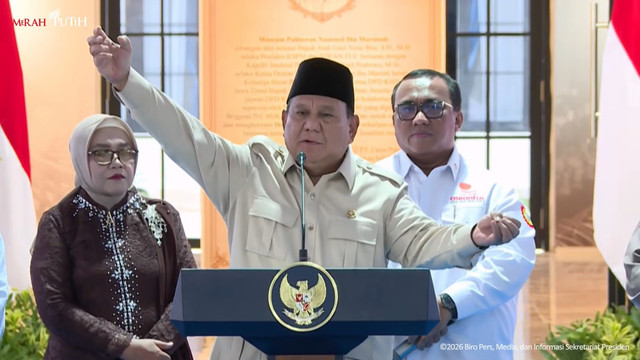 Presiden Prabowo Subianto berpidato saat peresmian Museum dan Rumah Singgah Marsinah di Desa Nglundo, Nganjuk, Jawa Timur, Sabtu (16/5/2026). Foto: YouTube/ Sekretariat Presiden