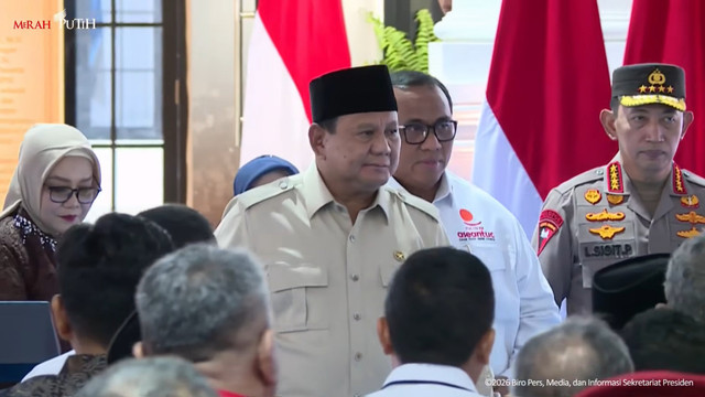 Presiden Prabowo Subianto usai  berpidato di Museum dan Rumah Singgah Marsinah di Desa Nglundo, Nganjuk, Jawa Timur, Sabtu (16/5). Foto: YouTube/ Sekretariat Presiden