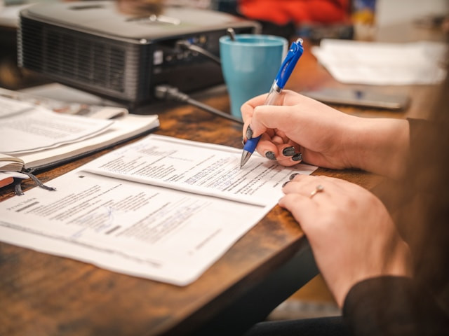 Ilustrasi contoh soal ujian BPS. Foto: Timur Shakerzianov / Unsplash