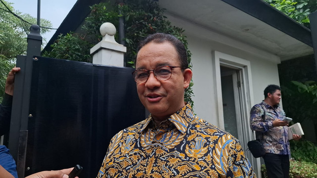 Doorstop Anies Baswedan usai acara tasyakuran milad JK di kediaman JK, Jakarta (16/5/2026). Foto: Kevin Daniel/kumparan