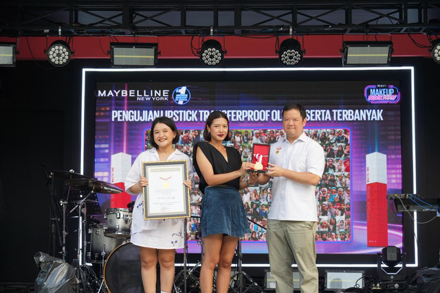 Uji ketahanan lipstik transferproof Maybelline Superstay pecahkan rekor MURI di Taman Literasi Martha Christina Tiahahu, Blok M, Jakarta Selatan, Minggu (10/5/2026). Foto: Maybelline