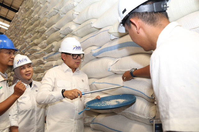 Wamendagri Bima Arya menghadiri peluncuran Gerakan Pengendalian Inflasi Pangan (GPIP) Wilayah Jawa 2026 di Gudang Perum Bulog, Sidoarjo, Jawa Timur. Foto: Dok. Kemendagri