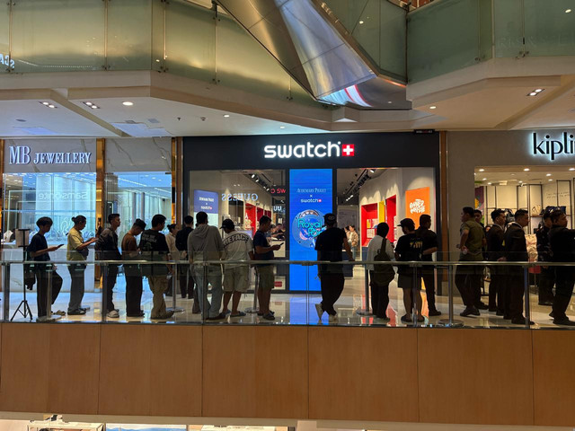 Antrean pembeli di depan gerai Swatch di Grand Indonesia, Jakarta. Foto: Naela Marcelina/kumparan