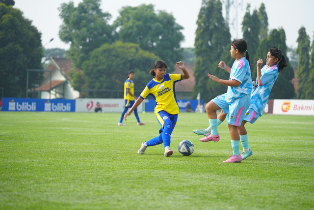 Aksi para pemain Mojang Priangan saat mengalahkan Setia Srikandi 4-0 dalam pertandingan terakhir HYDROPLUS Soccer League di Lapangan Pusdikpom, Cimahi, Sabtu (16/5). Foto: Dok. Hydroplus Soccer League