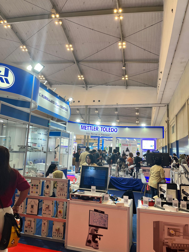 Melihat perkembangan alat laboratorium secara langsung membuat saya menyadari bahwa mahasiswa perlu lebih dekat dengan teknologi yang digunakan dunia industri. jumat 14/05/2026 Foto: Fitri Bunga Silviana.