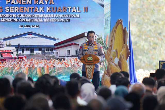 Presiden Prabowo Subianto dan Kapolri Jenderal Listyo Sigit Prabowo saat panen raya jagung. Foto: Dok. Polri
