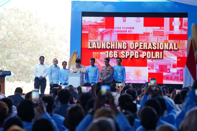 Presiden Prabowo Subianto dan Kapolri Jenderal Listyo Sigit Prabowo saat panen raya jagung. Foto: Dok. Polri
