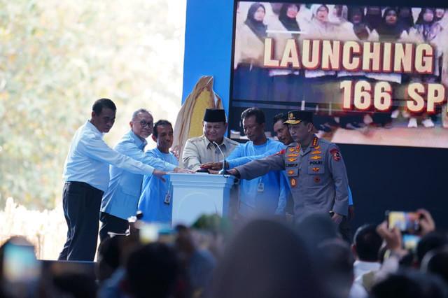 Presiden Prabowo Subianto dan Kapolri Jenderal Listyo Sigit Prabowo saat panen raya jagung. Foto: Dok. Polri