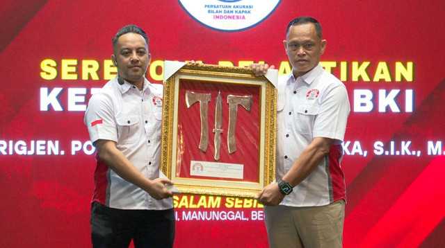 Brigjen Pol Victor Alexander Lateka (kanan) resmi menjabat Ketua Umum Pengurus Pusat Persatuan Akurasi Bilah dan Kapak Indonesia (PABKI) masa bakti 2026-2030. Foto: Dok. Istimewa