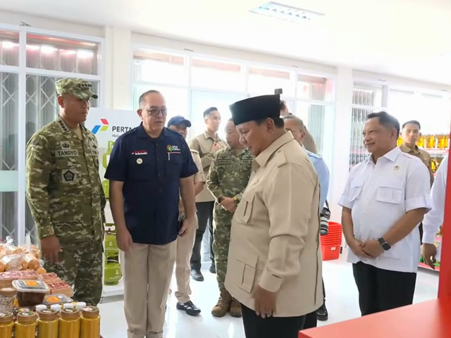 Mendagri Tito Karnavian bersama sejumlah menteri mendapingi Presiden RI Prabowo Subianto meresmikan operasionalisasi sebanyak 1.061 Koperasi Desa/Kelurahan Merah Putih (KDKMP) di Kabupaten Nganjuk, Jawa Timur, Sabtu (16/5/2026). Foto: Kemendagri RI