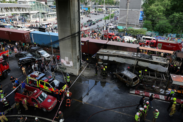 Petugas layanan darurat bekerja di lokasi kecelakaan di Jalan Asok-Din Daeng, Bangkok, Thailand, Sabtu (16/5/2026). Foto: Athit Perawongmetha/REUTERS