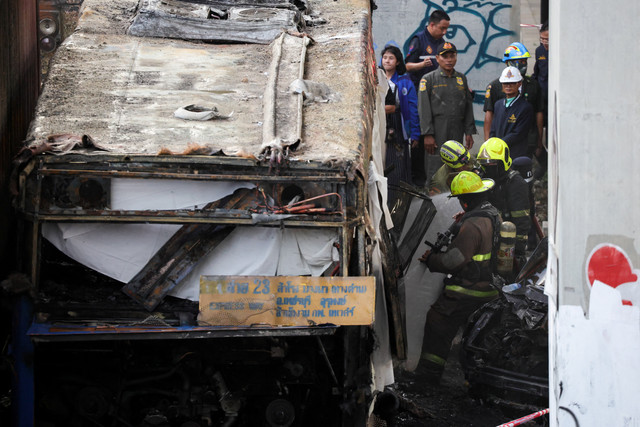 Petugas layanan darurat bekerja di lokasi kecelakaan di Jalan Asok-Din Daeng, Bangkok, Thailand, Sabtu (16/5/2026). Foto: Athit Perawongmetha/REUTERS