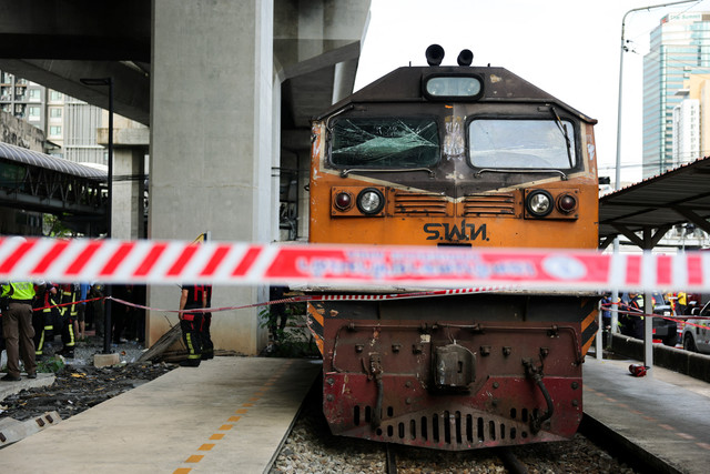 Pemandangan kereta api setelah bertabrakan dengan bus dan beberapa mobil di Jalan Asok-Din Daeng, menyebabkan beberapa korban jiwa, di Bangkok, Thailand, Sabtu (16/5/2026). Foto: Athit Perawongmetha/REUTERS
