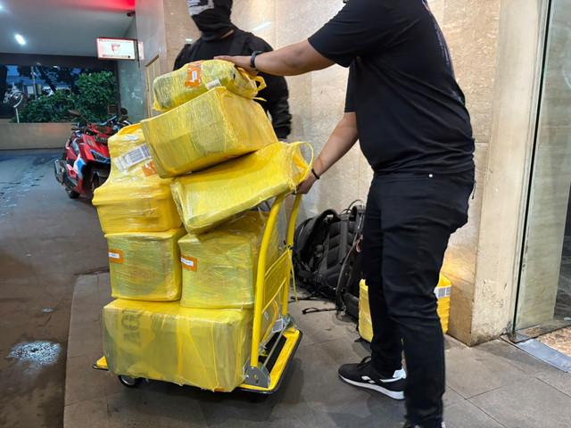 Sejumlah barang bukti yang diamankan oleh polisi atas kasus peredaran narkoba di Kota Samarinda, Kalimantan Timur yang tiba di Kantor Bareskrim Polri, Sabtu (16/5/2026). Foto: Ryan Iqbal/kumparan