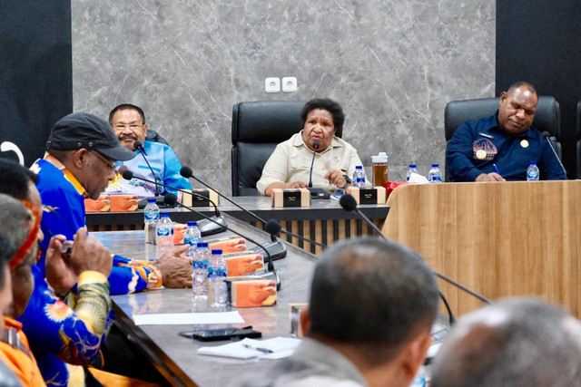Wamendagri Ribka Haluk memimpin rapat di Ruang Rapat Bupati Jayawijaya, Wamena, Papua Pegunungan, Sabtu (16/5/2026). Foto: Kemendagri RI