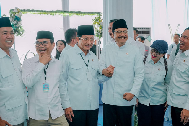 Mensos Saifullah Yusuf (Gus Ipul) bersama sejumlah menteri pendampingi Presiden Prabowo meresmikan secara simbolis 1.061 Koperasi Desa/Kelurahan Merah Putih (KDMP) di Desa Nglawak, Kecamatan Kertosono, Kabupaten Nganjuk, Jawa Timur, Sabtu (16/5/2026) Foto: Kemensos RI