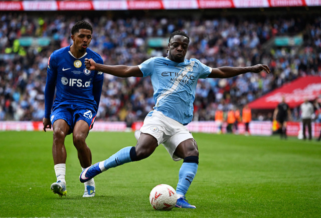 Jeremy Doku dari Manchester City beraksi dengan Wesley Fofana dari Chelsea pada pertandingan Piala FA antara Chelsea vs Manchester City di Stadion Wembley, London, Inggris, Sabtu (16/5/2026). Foto: Tony Obrien/REUTERS