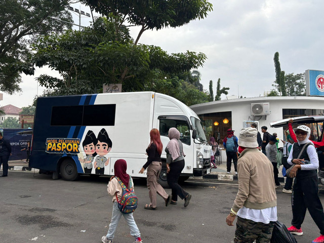Warga tampak mengantre di pelayanan pembuatan paspor oleh Kantor Imigrasi Depok di Car Free Day (CFD) Margonda, Depok, Jawa Barat, Minggu (17/5). Foto: Jeni Ritanti/kumparan
