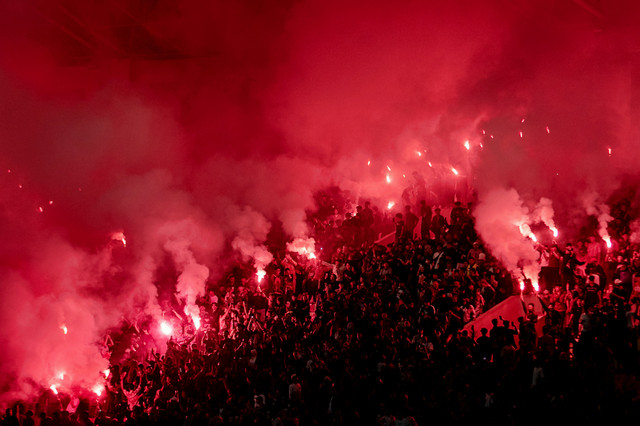 Suporter tim Persis Solo menyalakan flare usai timnya berhasil menang atas Dewa United Banten FC pada pertandingan BRI Super League 2025-2026 di Stadion Manahan, Solo, Jawa Tengah, Sabtu (16/5/2026). Foto: Mohammad Ayudha/ANTARA FOTO