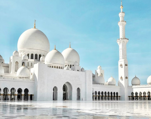 Ilustrasi kemegahan masjid harus diikuti dengan karya peradaban seperti sains dan teknologi. (Foto: Alessa Ciraulo. Unsplash)