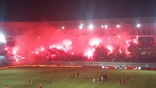 Suporter nyalakan flare saat laga Persis Solo vs Dewa United dalam pekan ke-33 Super League 2025/26 di Stadion Manahan, Sabtu (16/5). Foto: kumparan